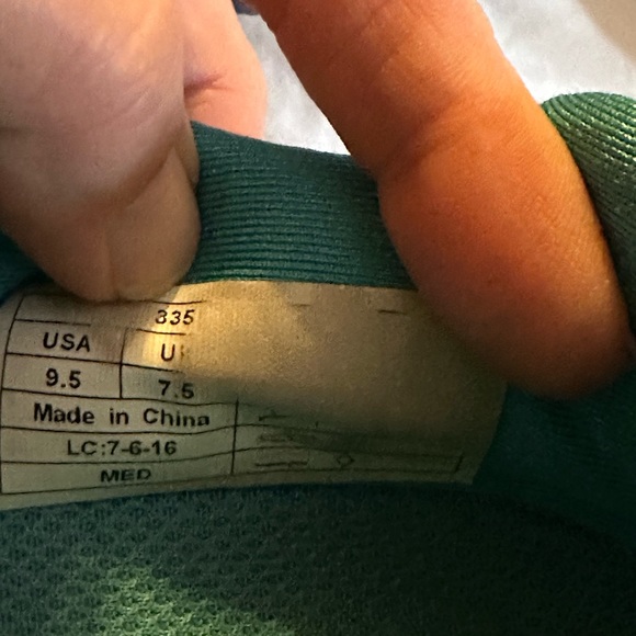 GUC Vionic tennis shoes. Size 9.5. - Picture 8 of 12